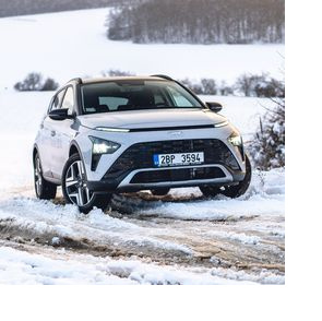 V zimě jsme chtěli jaro a teď nám zase chybí zima! ❄️ Nejspíš to bude tím, že jsme se tou dobou bezpečně proháněli v pohodlí prostorného interiéru za volantem Hyundai Bayon. 🤔