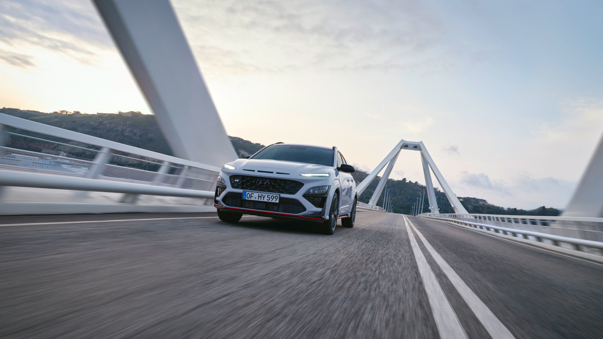 Nový Hyundai KONA N přejíždějící most, v pohledu zepředu.